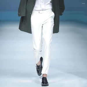 Erkek pantolon sıradan 2023 beyaz yaz beyefendi moda dokuz noktalı orta bel gençliği gösteriyor