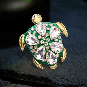 Spilla di lusso di design Spilla di tartaruga con strass di cristallo alla moda e personalizzata Spilla di animali con diamanti intarsiati in lega Accessori per abiti