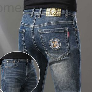 Jeans da uomo firmati Europei Autunno e Inverno Pantaloni elastici slim fit a tubo dritto Pantaloni lunghi in cotone di marca grande ricamati Giovani versatili E988