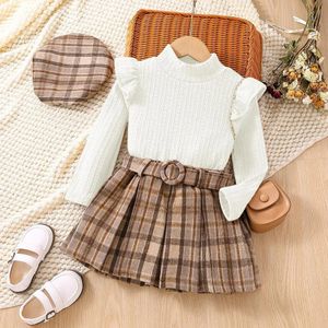 Conjuntos de roupas Bebê Meninas Primavera Outono Ruffle Manga Longa Tops Sólidos + Saia Plissada Xadrez + Cinto + Boina Terno de Quatro Peças 2-7 Anos Crianças Roupas Terno 230927