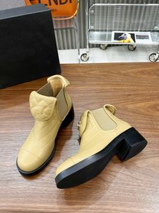 럭셔리 브랜드 여성 발목 패션 부츠 스퀘어 힐 겨울 전기 하드웨어 신발 크기 35-41