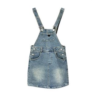 Kvinnor avslappnad denim klänning metall badge band kjol designer sommar ärmlösa klänningar mode andningsbar klänning244b