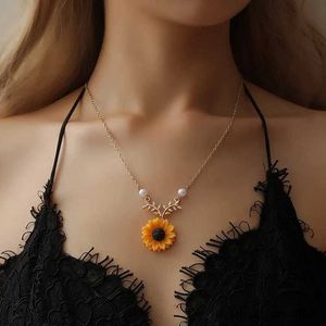 Pendanthalsband Fashion Sunflower Pendant Halsband örhängen Kvinnlig sommarlandsbygie