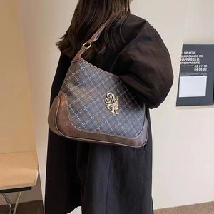 Stor kapacitetsväska för kvinnors höst mångsidig 2023 Nytt mode en axel crossbody väska textur handhållen pendlare tote väska grön färg