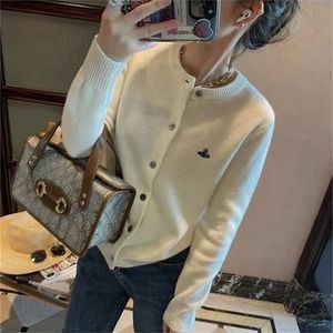 Kvinnors stickor Tees Autumn and Winter Embroidered Cashmere Stick Cardigan Women Korean Round Collar Lose Short Sweater Pure Color Wool Top 231006