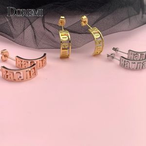 Hoop Huggie DOREMI Orecchini a cerchio con nome personalizzato di Caitlyn Minimalista Moderno Lettera personalizzata Orecchini a bottone Huggie Hoops in oro Regalo perfetto 231005