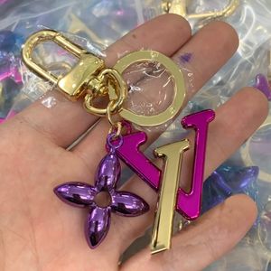 Flores Tricolor Designers مفاتيح القلادة V Letters Keychain Top Car Key Chain Buckle Jewelry Beyyring Ceyyring Decoration Pendants Heachite Gift