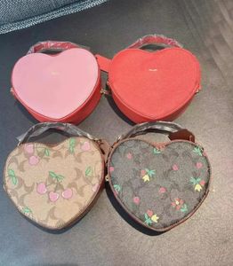 2023 Ny Pink Heart Leather Girl liten fyrkantig axelväska mode färg kamera väska älskar kvinnor tote handväska handväskor kvinnliga kedja topphandtag messenger väskor gåva