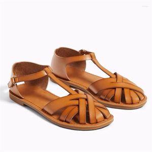 Sandaler Kvinnors sommar 2024 Out Hollow Flats Ladies Beach Shoes T-Strap Gladiator Sandalias Mujer Casual Slides