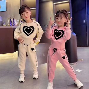 Kläderuppsättningar Girl Spring Autumn Loving Heart Set 2023 Fashionable Girls 'Hot Sweater Sport Korean Tvåverk Set 230927