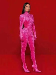 Kvinnors jumpsuits Rompers Celebrity Fashion Jumpsuit Roserad färg sammet kvinnor långärmad sexig bodycon full längd röd matta slitage 231005