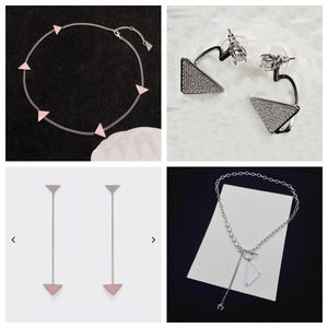 Söt nyårsutrustningar Kvinnor Choker Designer Halsband Luxurys hängande örhängen Fashion For Mens Womens Triangle Halsbandsmycken