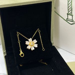 Anhänger Halskette Kupfer Vintage mit 18 Karat Gold plattierter weißer Perle aus Schale gelber weißer Blume Charm Halskette mit Kasten für Frauen Schmuck