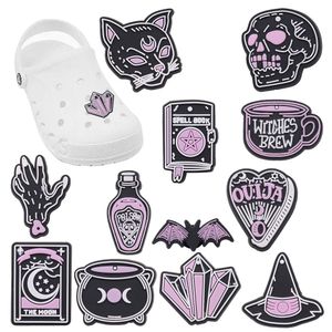 Partihandel 100st PVC Stave Book Skull Cat Witches Brew Bat Poison Moon Diamond Sandals Shoe Buckle Decorations For Backpack Charms Button