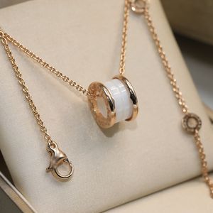 Luxury Charm Women Jewelry Gold Necklace Versatile Simple Cylindrical White Ceramic Hollow Chain Design Fashion Utsökande designer Smidig Perfect Lady Pendant