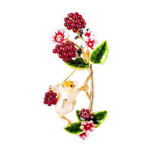 Designer Luxury Brooch Korean Winter New Alloy Oil Dropping Grape Squirrel Breast Pin Women's Versatile and Cute Animal Pin