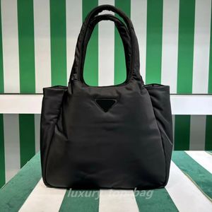 Borse alla moda Borsa tote grande imbottita in re-nylon Borsa tote in tessuto nero Borsa a tracolla hardware con paillettes triangolari in metallo smaltato Borsa shopping invernale