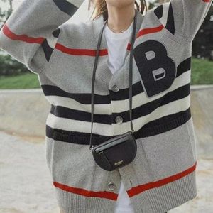 Bahar Yeni Moda Kadın Tasarımcısı Stripe Luxurys Sweaters Yumuşak Örme Kadınlar Hırgalar Kadın Sıcak V-Yok Te Sweatshirt Tepeleri Ceket Sweaters Ceket