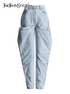 Женские джинсы TWOTWINSTYLE Лоскутная молния Нерегулярные полые джинсовые брюки для женщин Уличная одежда с высокой талией Прямые женские брюки 231005
