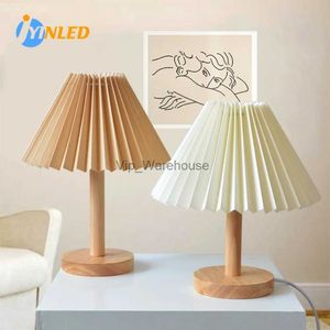 Bordslampor Modern Bedside Table Lamp Decorative Pleated Vintage Estetic Wood Desk Round Night Light For Bedroom Living Room Home Office YQ231006