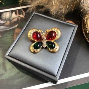 デザイナーラグジュアリーブローチフランスの重工業中世のダイヤモンドエンボス胸の花ピーコックグリーンカラーマッチ樹脂蝶のブローチ