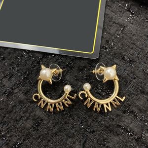 Women Gold Designer Hoops Fashion Luksusowy biżuteria kanał Kanał Pearl Ear Ear Stud Party Wedding Girls Charm Studs PE241V