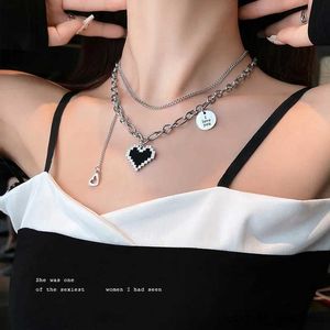 Naszyjniki wiszące czarny łańcuch serc wisiorka dla kobiet metalowy łańcuch podwójnie warstwy Dziewczynka Dziewczyna Party Prezent Trenda biżuteria R231006