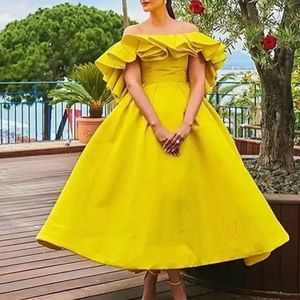 黄色のウエディングドレスストラップレス肩のフリルスリーブティーの長さサテン短いイブニングドレス