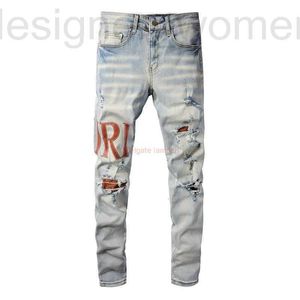 Мужские джинсы Дизайнерская одежда Amires Denim the New 840 Fashion Brand Letters Spell Leather Holes Slim Fit Small Feet Light Color Wash Old Men 844 FW8Z