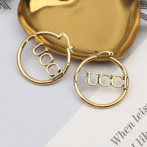 Lüks marka kadın küpe tasarımcıları mektup kulak saplama altın kaplama çemberler küpe düğün partisi mücevher aksesuarları