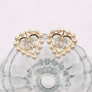 Orecchini di design Orecchini con lettera di marca Orecchini a bottone placcati in oro Orecchini di perle d'amore Gioielli Regalo per la festa nuziale delle donne
