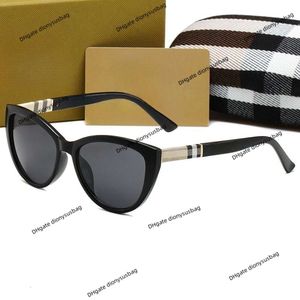 Herr- och kvinnors solglasögon Fashion Brand Design Plaid Outdoor Leisure All-In-One New Anti-UV Glasses Street Shooting