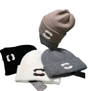 Cappellino a cuffia di fascia alta autunno inverno classico Designer Uomo e donna Marchio di moda Doppia lettera C Berretto lavorato a maglia universale Autunno Lana Cappellino con teschio caldo per esterno 4 colori