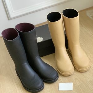 Hohe Qualität, hohe Regenstiefel, halbhohe Stiefel in Schwarz und Beige, runde Spitze, flacher Absatz, Logo auf der Vorderseite, Gummisohle, Damen-Luxusdesigner, Freizeitschuhe, Fabrikschuhe