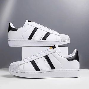 Erkekler Sıradan Ayakkabı Tasarımcı Sneakers Süper Yıldız Stan Smith Bulut Beyaz Çekirdek Siyah Kadın Ayakkabı Üniversitesi Kırmızı Metalik Altın Gümüş Yanardöner Pembe Yeşil Erkek Eğitmenler