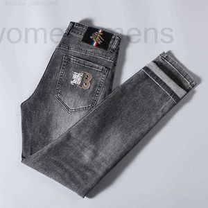 Jeans masculinos designer quente mens jeans verão novo bordado fino ajuste pouco perna masculino europeu elástico fumaça cinza estilo juventude qarx