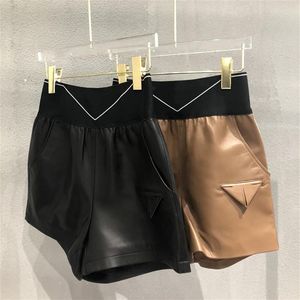 Neue Damen-PU-Shorts mit dreieckiger Tasche, Marken-Reißverschluss, Stretch, hohe Taille, mit Buchstaben-Hosen, 3 Farben, 300 Stück