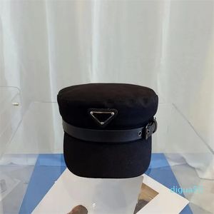 Moda feminina boina chapéu com cintos para mulheres simples designer chapéus de metal triângulo preto boinas tampas planas à prova de vento