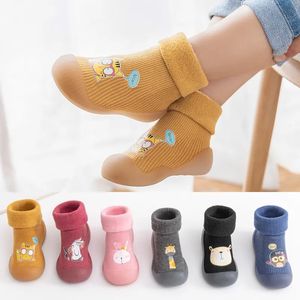 Första Walkers Autumn and Winter Toddler Shoes Sock Baby Thicked Velvet Warm High Tube Boys Girls Soft Bottom inomhus Barnstrumpor 231007