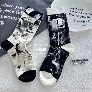 Autumn and Winter New European Goods Socks Kvinnliga personliga trendiga strumpor