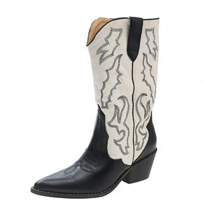 Stövlar Western Chunky Heel Cowboy Boots Kvinnor broderade Pointes Toe Black Leather Mixed Colors Mid Boots Winter Designer Shoes 231007