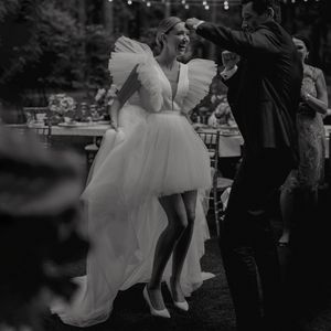 V-образным вырезом с высоким низким тюлевым свадебным платьем Свадебные платья Мини-длина с расклешенными плиссированными рукавами Свадебное платье с открытой спиной на шнуровке Свадебное танцевальное платье
