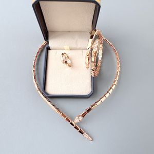 Collezione di designer Stile Donna Signora Testa Coda Intarsio Diamante Serpente Collare a forma di serpente Collana Bracciale rigido Anello placcato Set di gioielli da cena in oro rosa