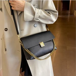 틈새 질감 체인 가방 여성의 새로운 트렌드 작은 정사각형 가방 다목적 INS 1 어깨 크로스 바디 백 봉투 봉투 검은 색