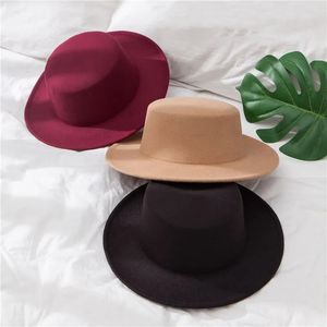 Chapéus de borda larga balde elegante mulheres flat top fedoras chapéu estilo britânico marrom feltro sólido primavera e outono lutando 231006