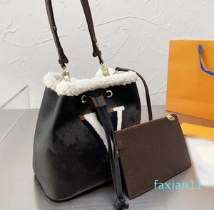 Lammull Teddy Winter Totes Plush Shopping Påse Stor kapacitet Paket Ull axelpåsar Broderi Letter Fur Handväskor