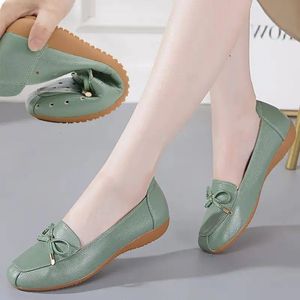Terlik Moda yuvarlak ayak yaylı düz ayakkabılar kadın 2024 Sonbahar Anne Nefes Alabilir Rahat Yumuşak Deri Sıradan Zapatillas Mujer 231006