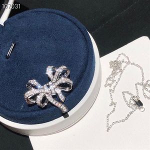 Luxury Brand Designer Pendant Charm Necklace S925 Sterling Silver Full Crystal Butterfly Bow Knot Brosch för kvinnor smycken344b