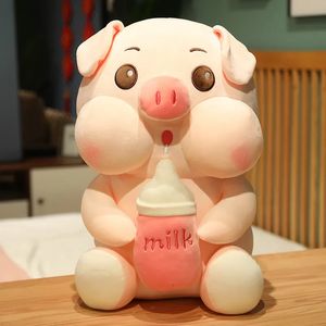 Bonecas de pelúcia 3555cm Kawaii Pig Boneca com garrafa de alimentação brinquedo animal macio crianças decoração de quarto para presentes de Natal 231007