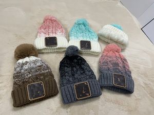 Europa Beanie Cap Designer Bucket Chapéus Nova Moda Mulheres Senhoras Inverno Quente Gradiente Faux Fur Pom Poms Bobble Chapéu Outdoor Bonnet Gorros